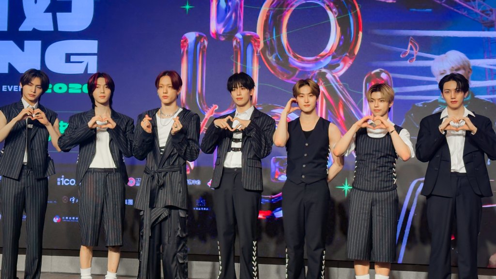 直擊/ALL(H)OURS首登台南跨年!無袖帥炸現身 團員親餵吃美食…黃偉哲害羞臉紅