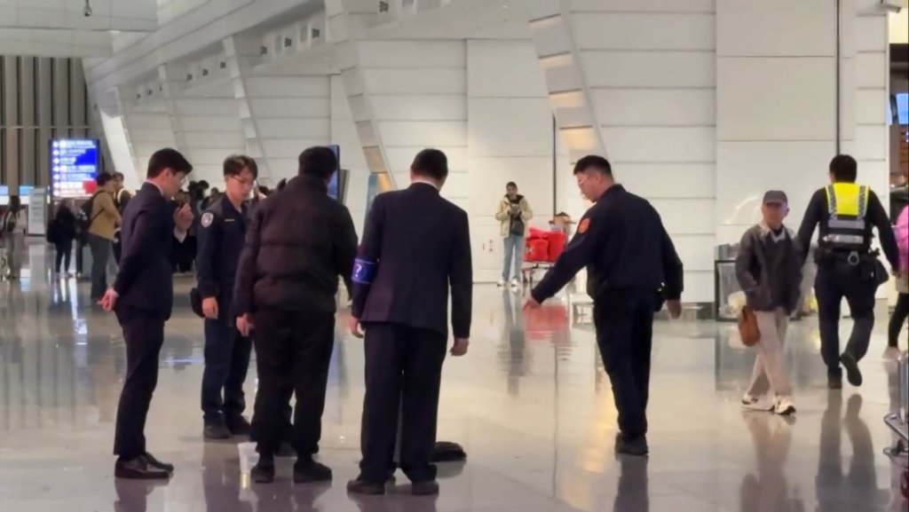 桃機一航廈驚傳「爆炸聲」！旅客行動電源自燃冒火花