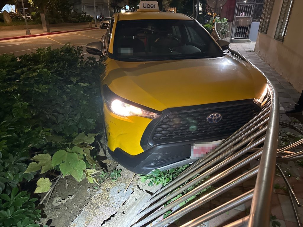 本是同根生!北市小黃切入主線未禮讓 擦撞多元計程車後衝撞人行道護欄
