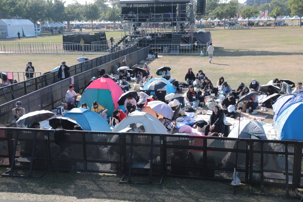 全台瘋跨年!台南跨年「百位歌迷」提早卡位…壓軸3500發煙火秀 警出動362人維安