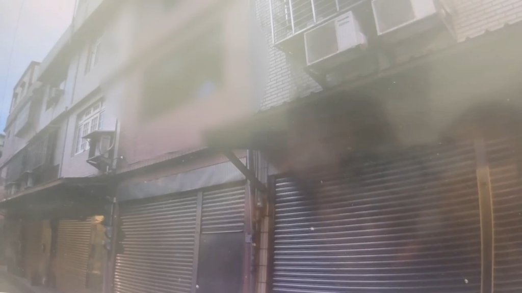 龜山男陽台亂砸物!家屬拒絕破門 僵持4小時強制就醫