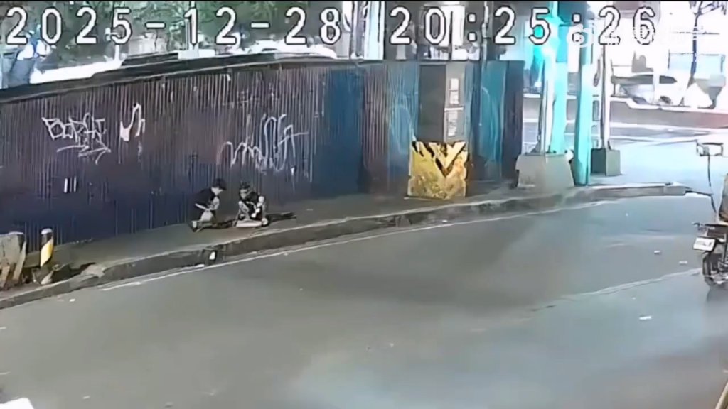 影/路邊點煙火爆炸!菲12歲男童當場亡友人傷 店家玻璃震碎地面出現坑洞