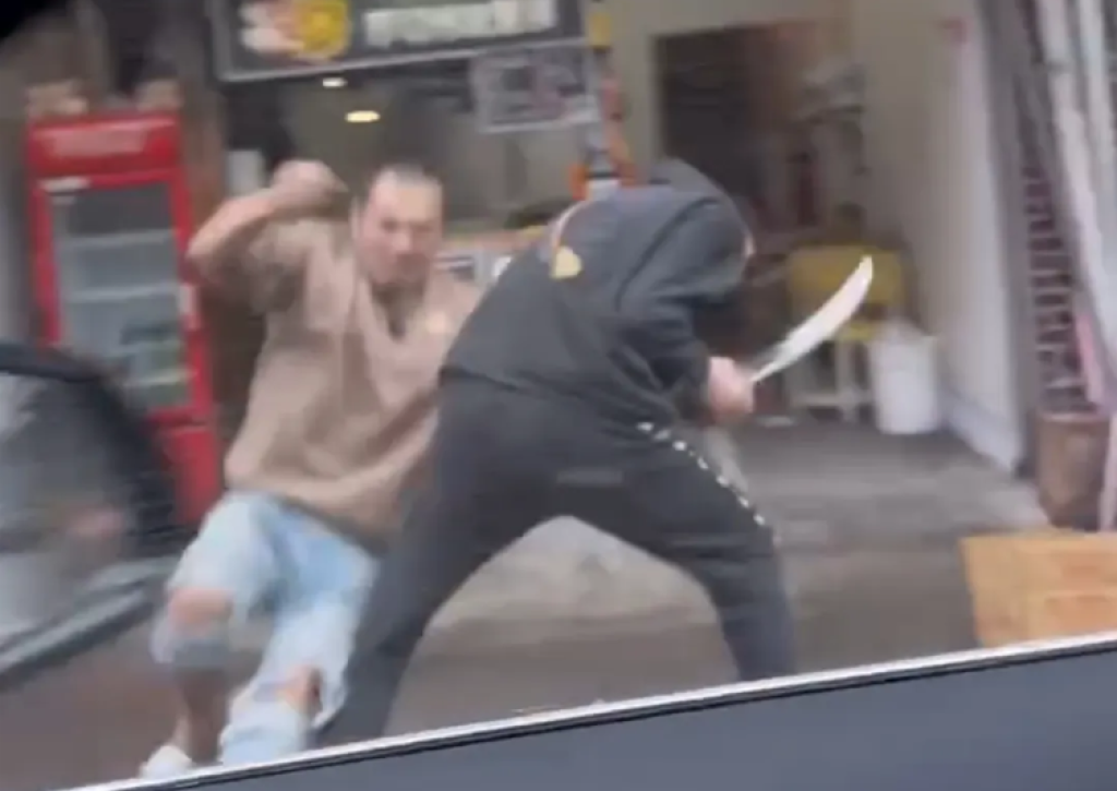 影／嚇壞！龜山驚見2男拿刀在雞排店前互砍　路過民眾拍下po網