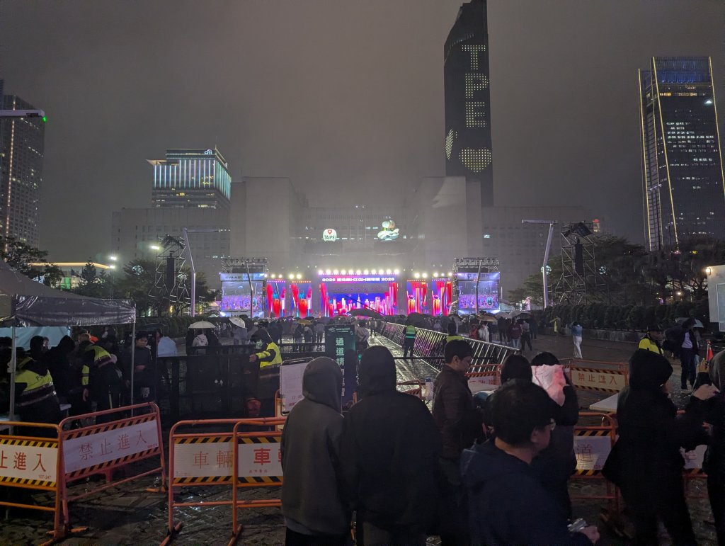 直擊/北市跨年陰雨+安檢!府前廣場「人潮偏少」 民眾:今年比較冷清