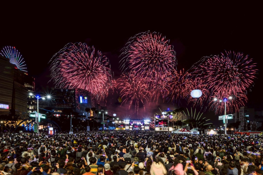 高雄跨年240秒煙火!現場響起〈JUMP〉、〈ONE SPARK〉 30萬民眾超幸福