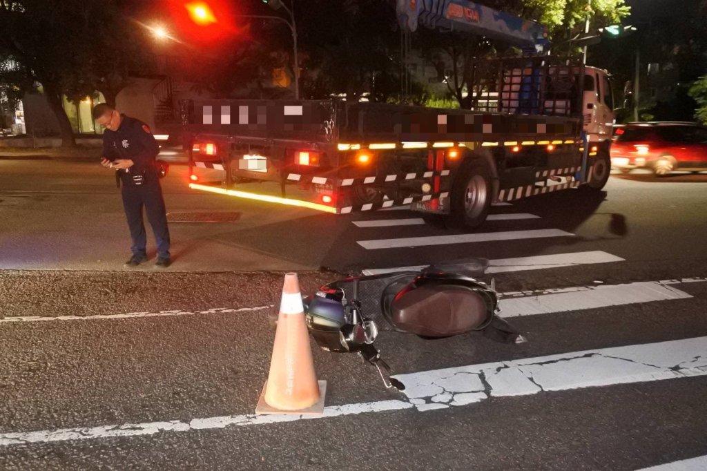 機車阿嬤載孫出門竟成永別 右轉大貨車奪命 2童受傷驚嚇哭喊