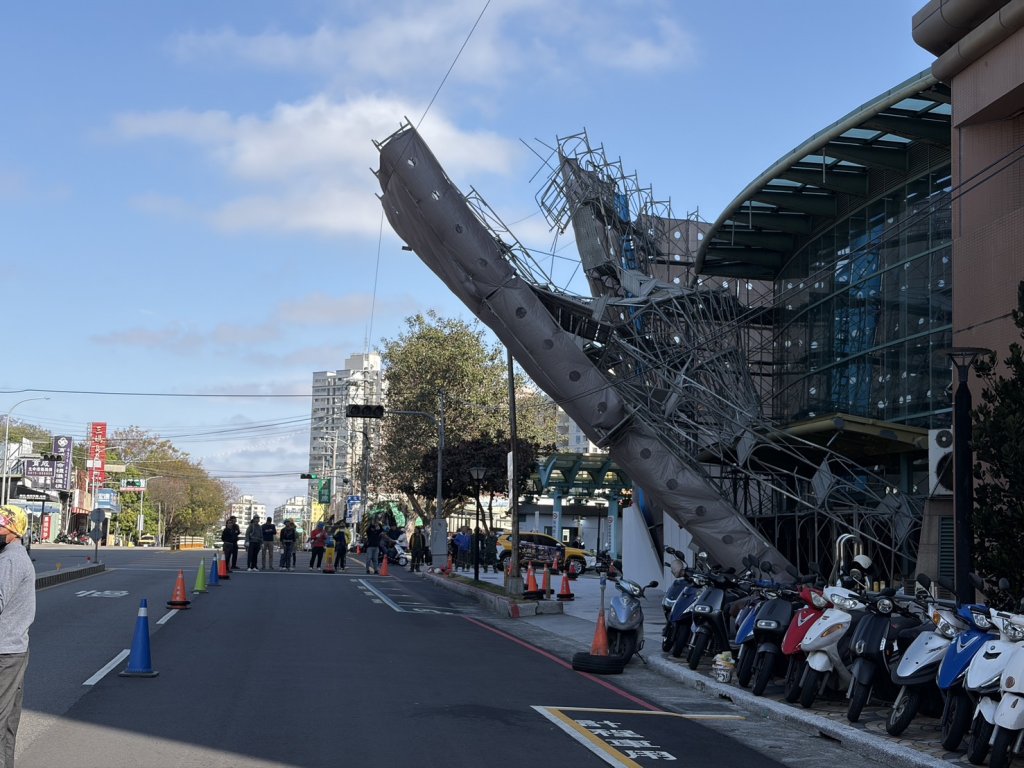 台中榮總第二醫療大樓鷹架傾倒! 無人受傷