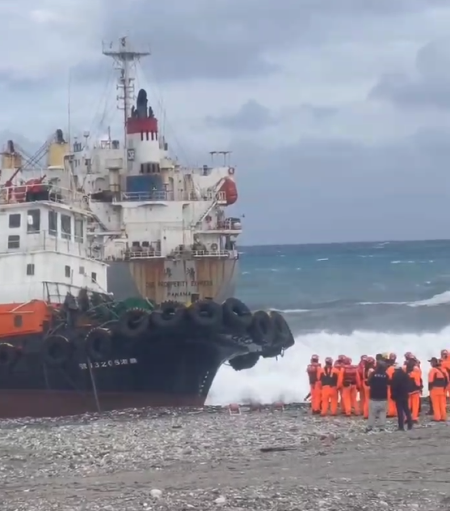 巴拿馬散裝貨輪花蓮岸邊擱淺 風浪太大救援困難