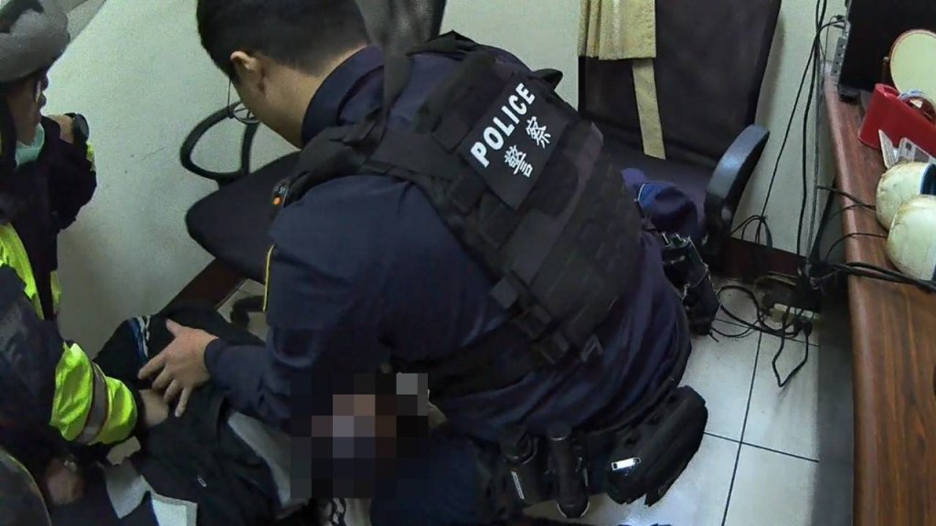 假應徵保全真強盜! 勇警負傷制伏悍匪