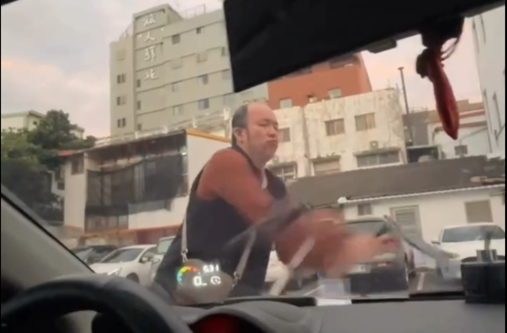 影/台東遇怪人!元旦一早「被他拔車子雨刷」還想開門 駕駛傻眼:這個人有病吧