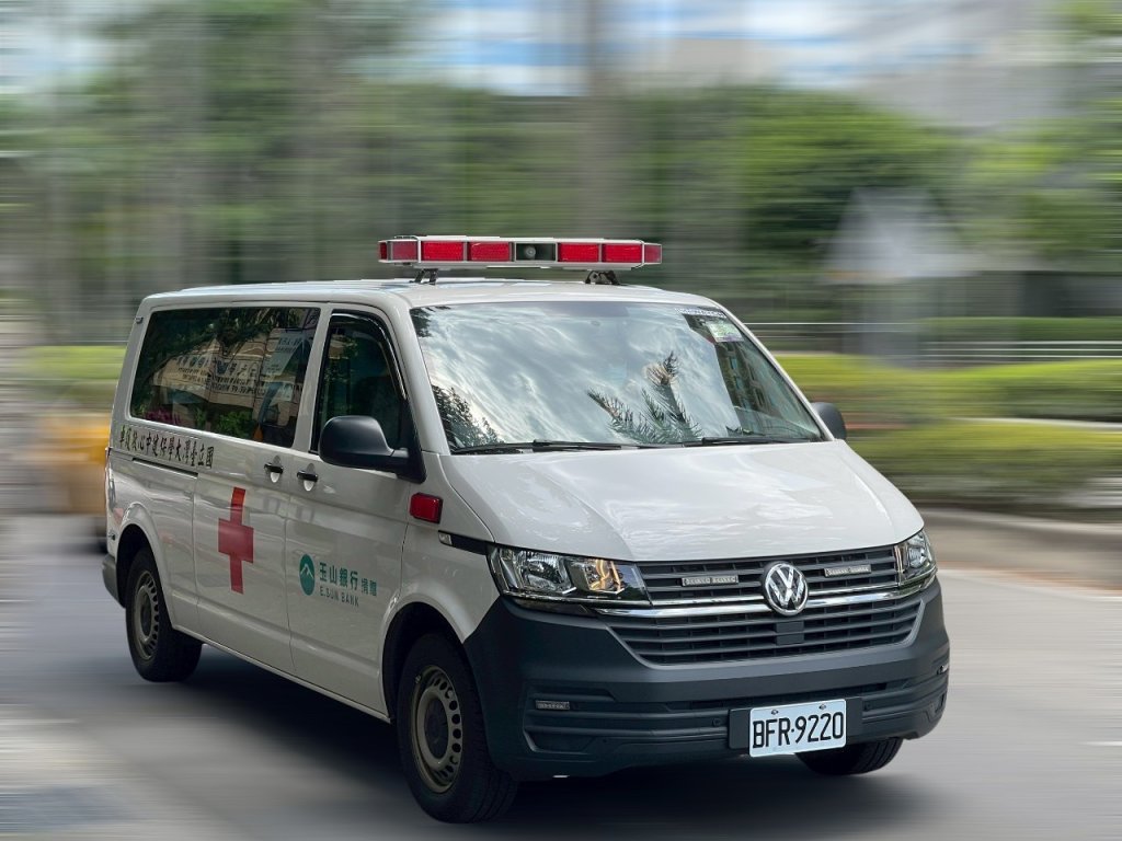 三重忠孝路爆衝撞!機車疑失控衝入人群 1人無生命跡象