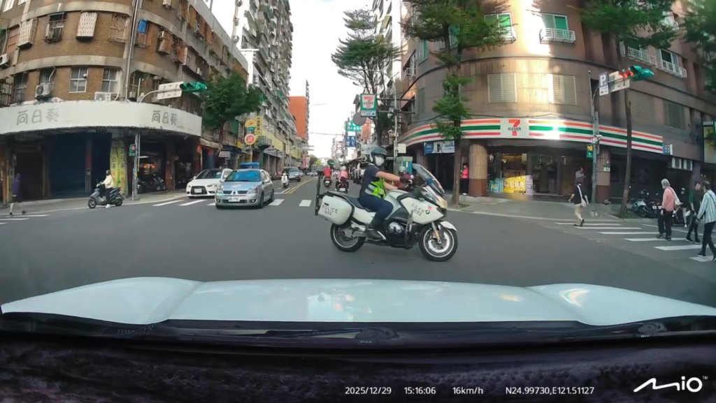 說執勤沒鳴笛搶左轉被「叭」不爽攔車!中和警凹「直行車非帝王條款」遭調職