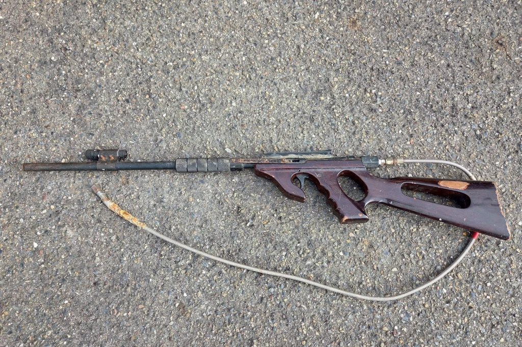 潛入山區農舍偷空氣槍屋主發現扭打 警方到場逮人查獲毒品