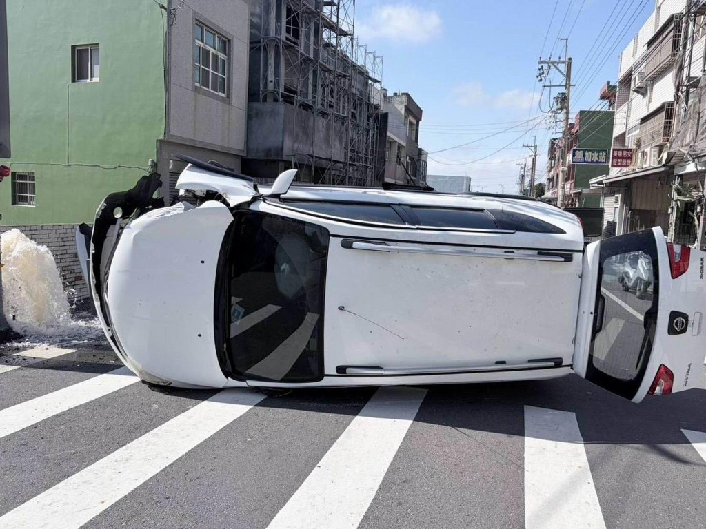 影/彰化伸港轎車失控翻覆撞爆消防栓! 2女2嬰驚險送醫