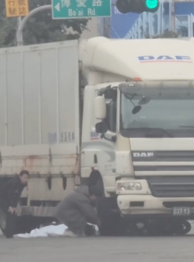 屏東死亡車禍！機車與大貨車相撞　騎士當場死亡