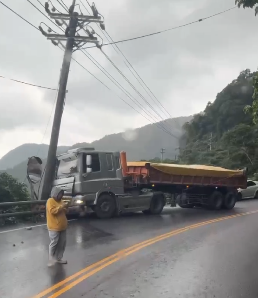台9線砂石車撞電線桿！　警方及工務段人員處理中