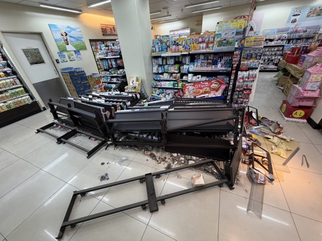 元旦就當「酒空」?新莊醉漢大鬧超商 「扯倒酒品貨架」滿地碎玻璃