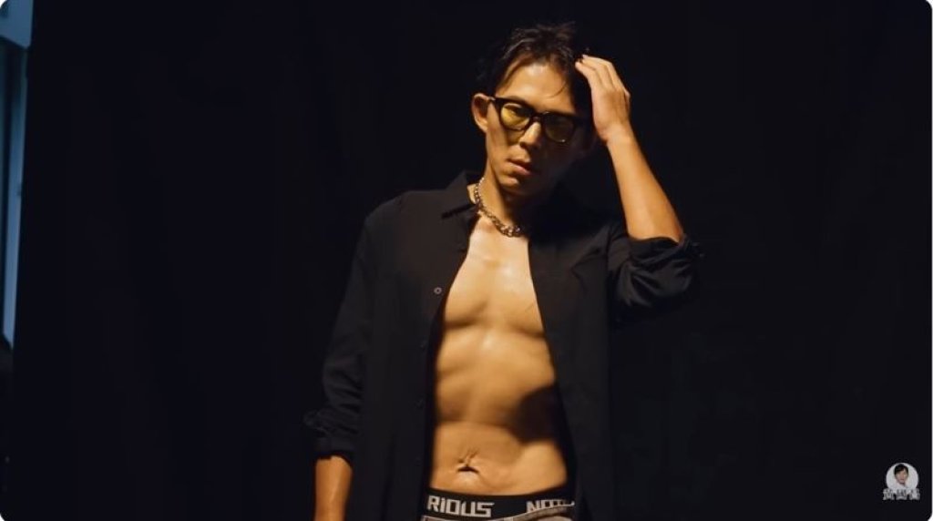 黃國昌曬健身成果推寫真集 波特王「秀6塊腹肌宣戰」