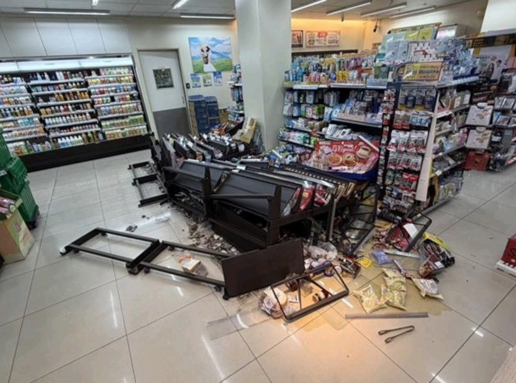 酒後大鬧超商!新莊男失控咆哮推倒酒架 6萬元商品全毀、警方現行犯逮人