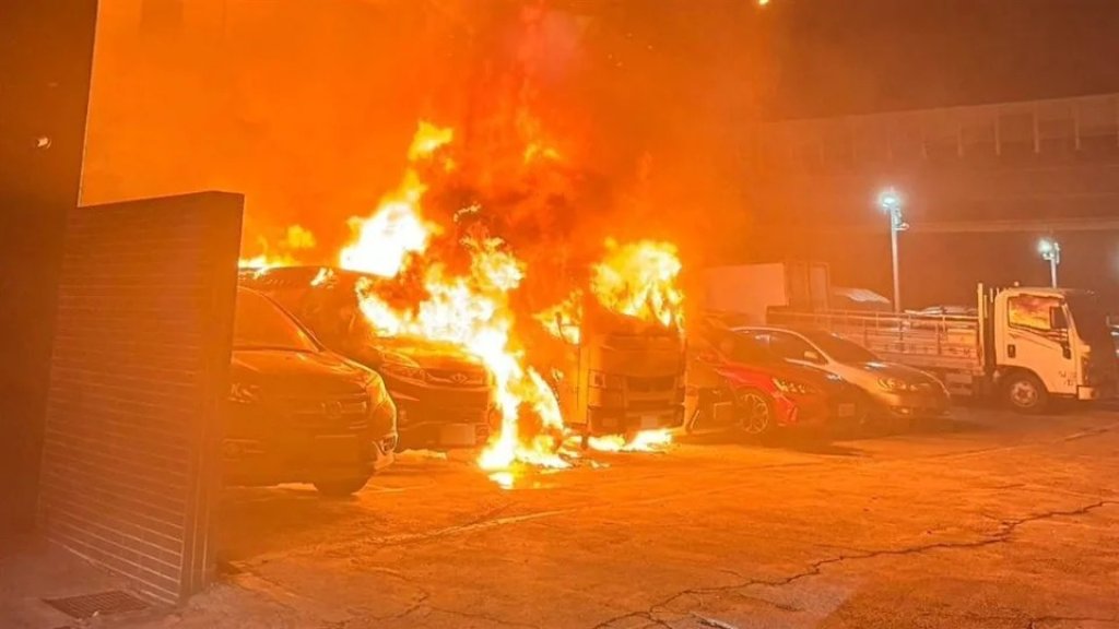 半夜火光沖天!五股停車場驚傳「火燒連環車」 疑搬家貨車電線短路釀災波及9車