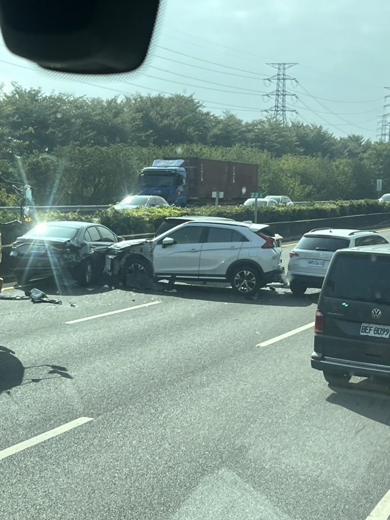 撞擊畫面曝光！國道1號彰化路段連環車禍　4車相撞3人受傷含兩兒童