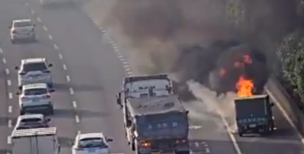 國道1號小貨車起火!火勢兇猛濃煙沖天 駕駛急逃生