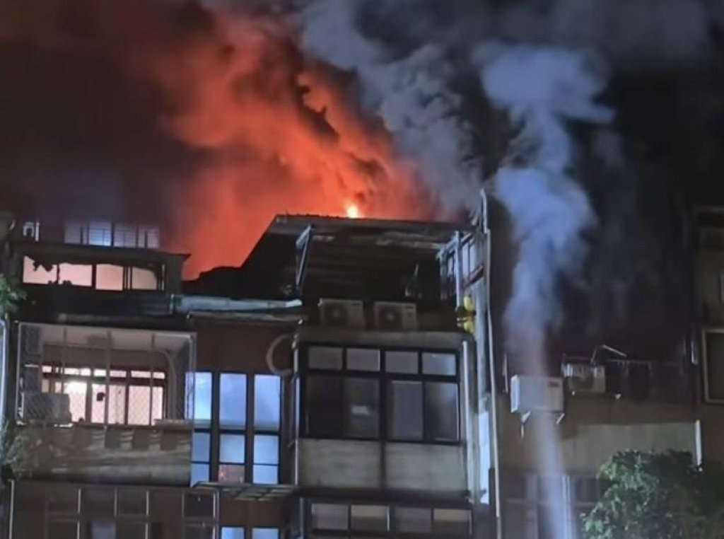 北市龍江路公寓火警!凌晨4樓突陷火海 50歲女一度受困