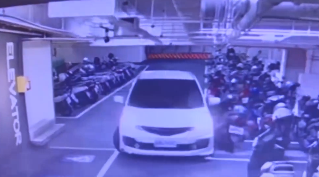 台中賣場驚見「蛇行自小客」連撞兩機車竟溜了!網酸:駕照雞腿換的?