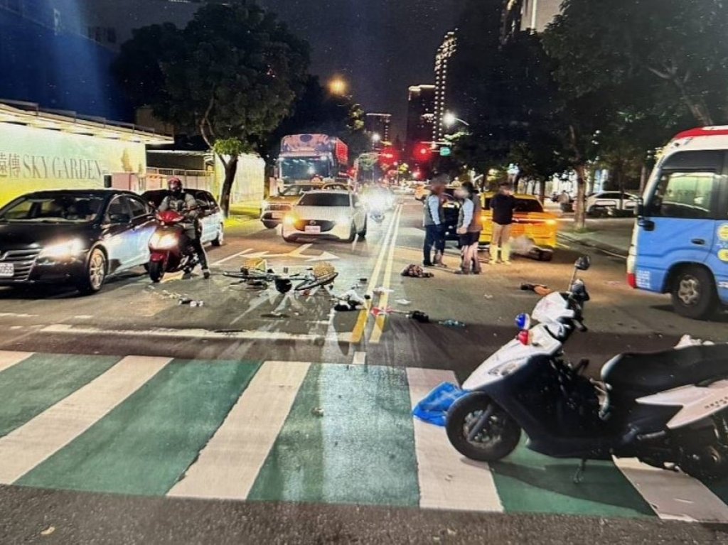 桃園單車疑闖紅燈穿越馬路遭左轉計程車撞飛　37歲騎士頭部重創陷昏迷