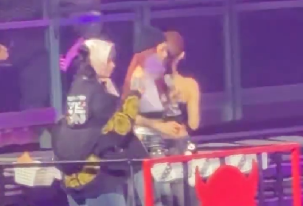 影/小歌迷演唱會拿畫板丟中BABYMONSTER雅賢!影片瘋傳引發熱議 母親、畫師發文道歉