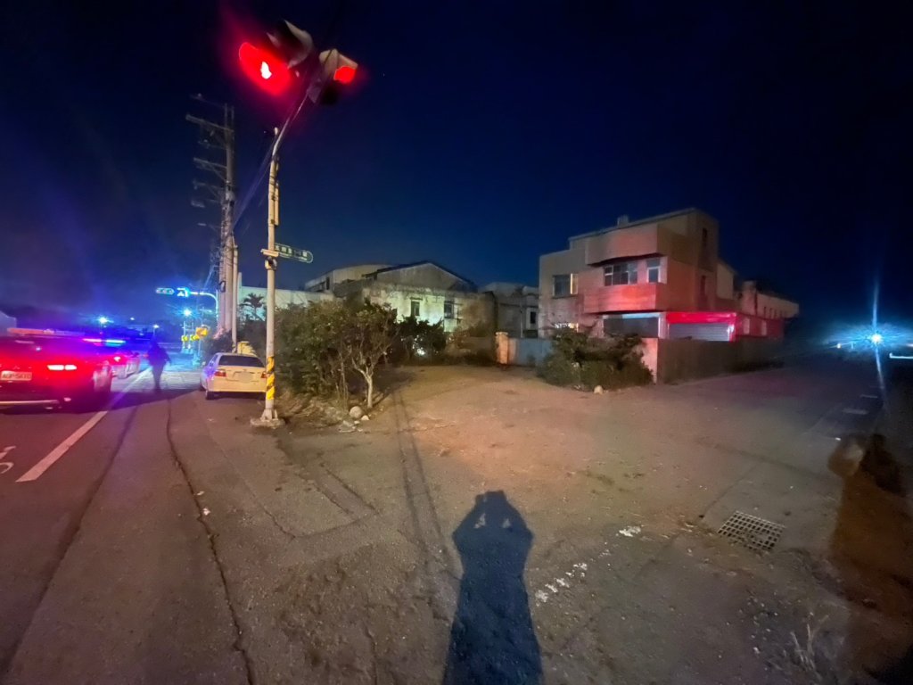 通霄死亡車禍!轎車高速撞倒磚牆電桿 男駕駛噴飛車外草叢爆頭亡