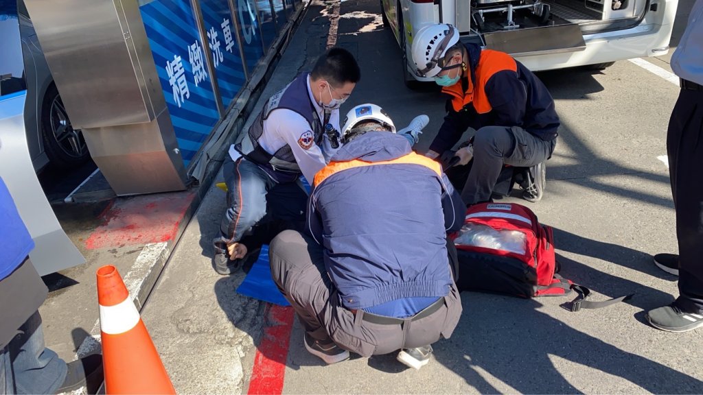 快訊/洗車機出來…高雄男倒車內OHCA 送醫搶救中
