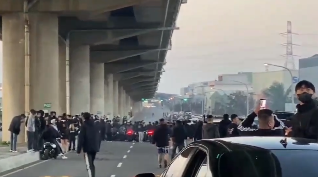 近百輛炸街車齊聚西濱龍井路段 民眾痛批經常亂飆「像神經病一樣!」