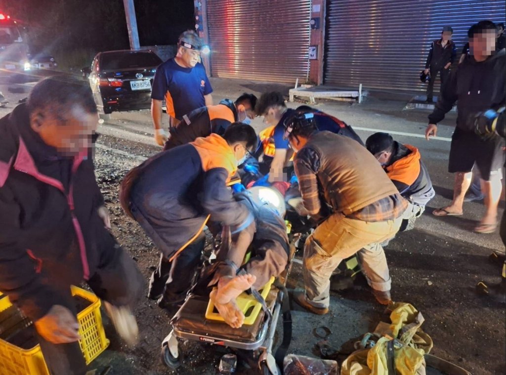 大武鄉重大車禍!大貨車與兩輛自小客車相撞 1人OHCA2人受傷
