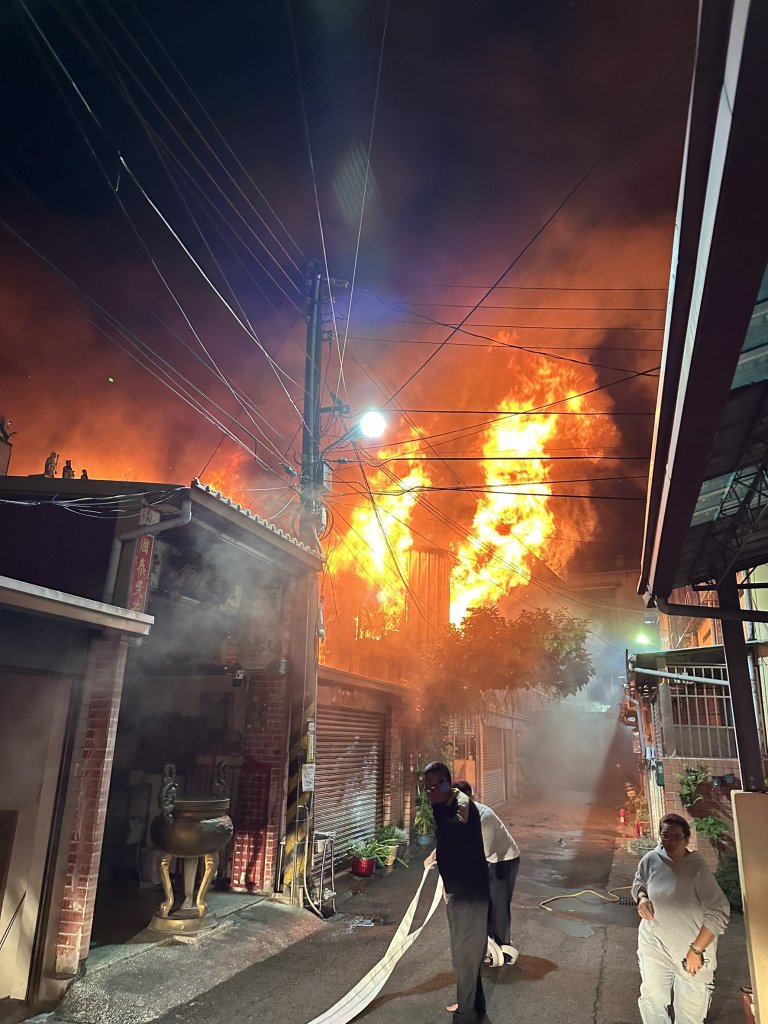 台中太平民宅火警延燒8戶! 1人送醫