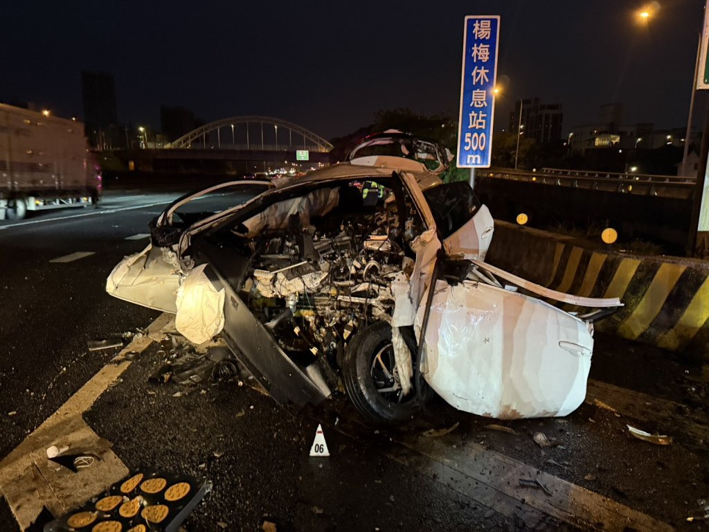 國道1號死亡車禍! 楊梅路段自小客車自撞分隔島撞爛駕駛傷重不治