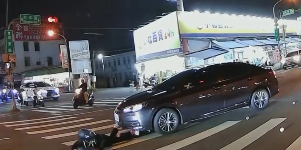 撞擊畫面曝光！　屏東路口轎車撞倒撿掉落狗罐頭女騎士逃逸