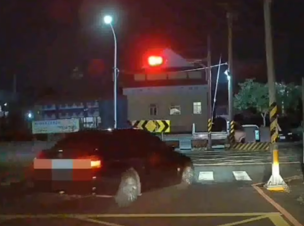 屏東潮州BMW肇逃! 撞到前車搖下車窗說聲「抱歉」隨即落跑