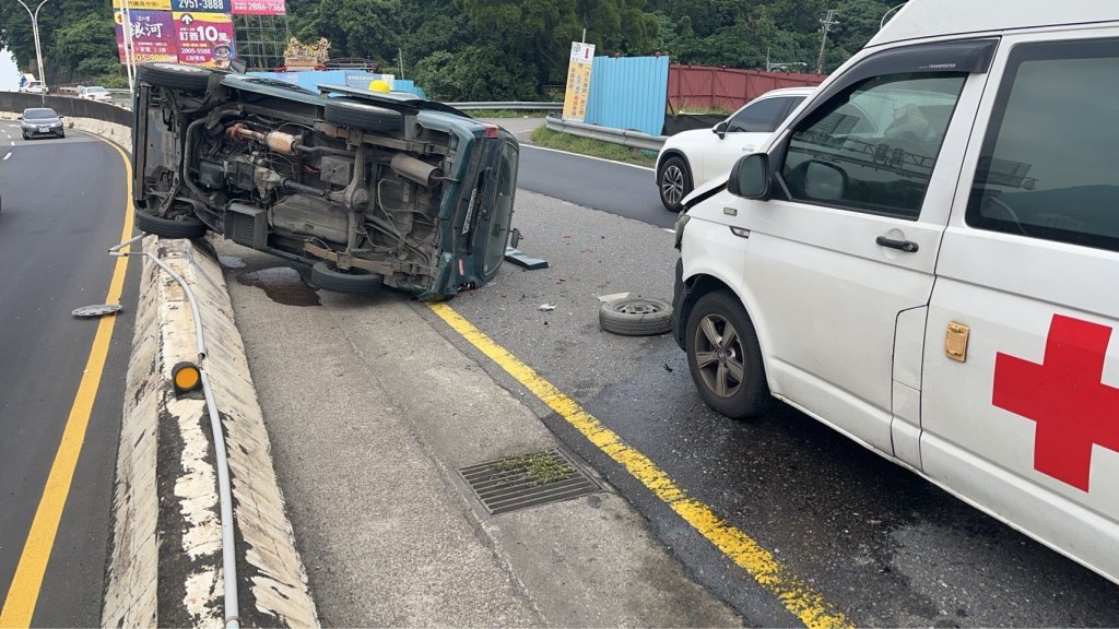 淡水救護車撞翻廂型車！　救護車內3人受傷