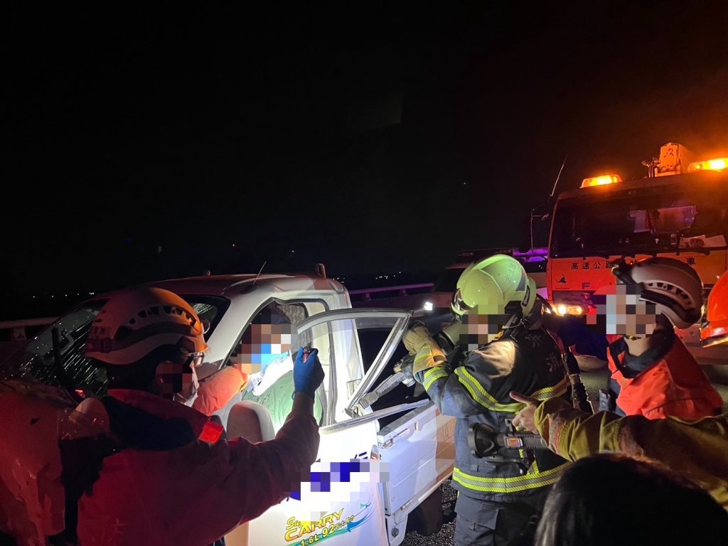 快訊/國道多車追撞!1人緊急送醫