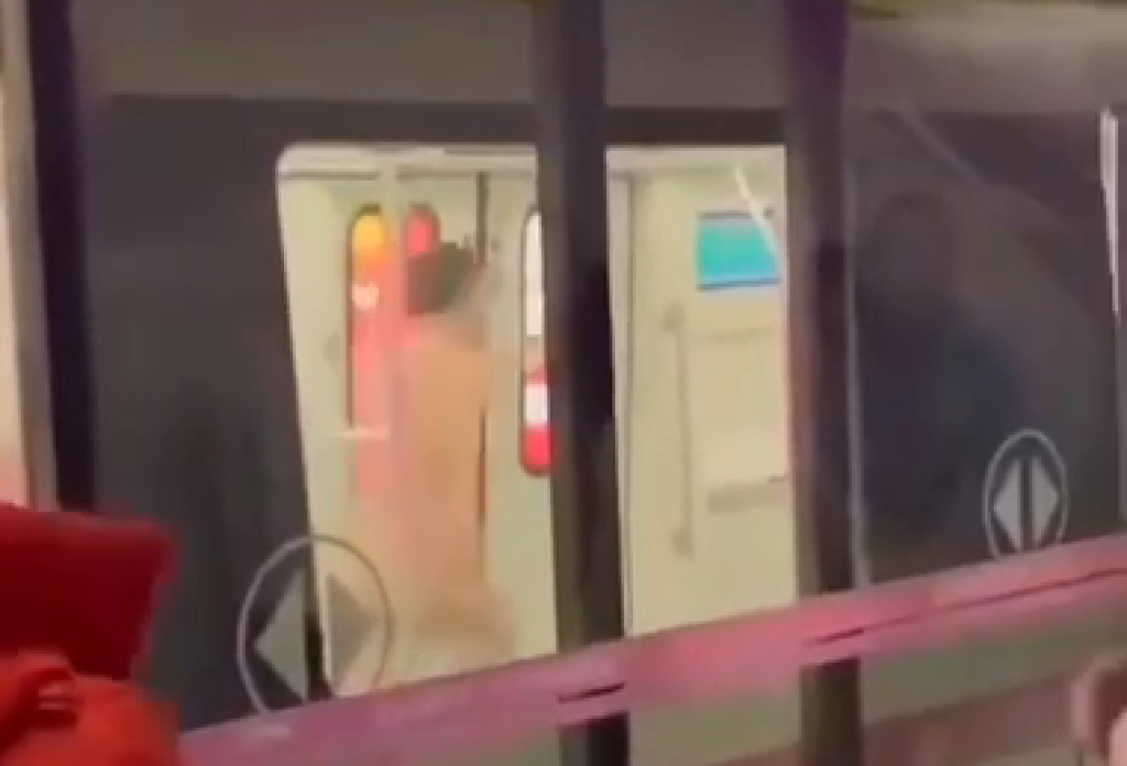 影／不怕冷！陸男搭地鐵突脫光衣服「車廂內裸奔」　工作人員回應了