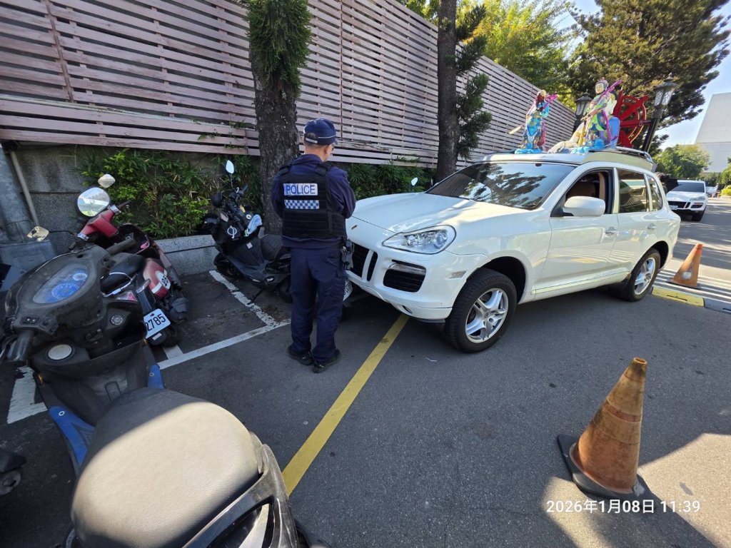 台中殯儀館內驚魂!車未熄火滑行撞3人 再波及6輛機車