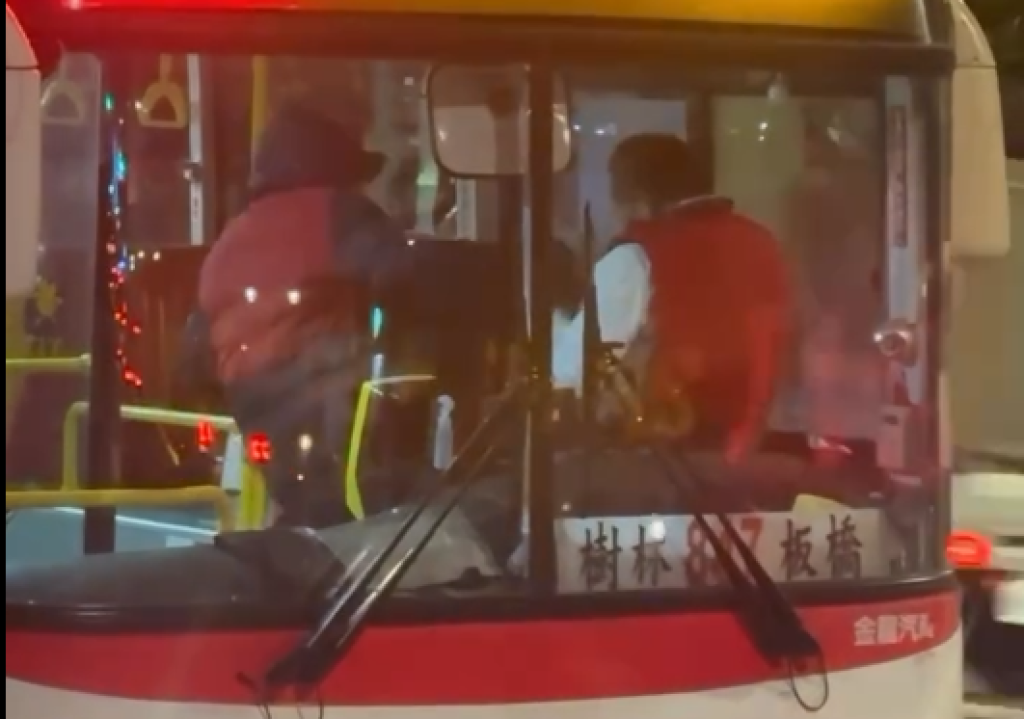 影/公車變擂台!乘客揮拳暴打「司機抱腿反制」 火爆畫面曝光