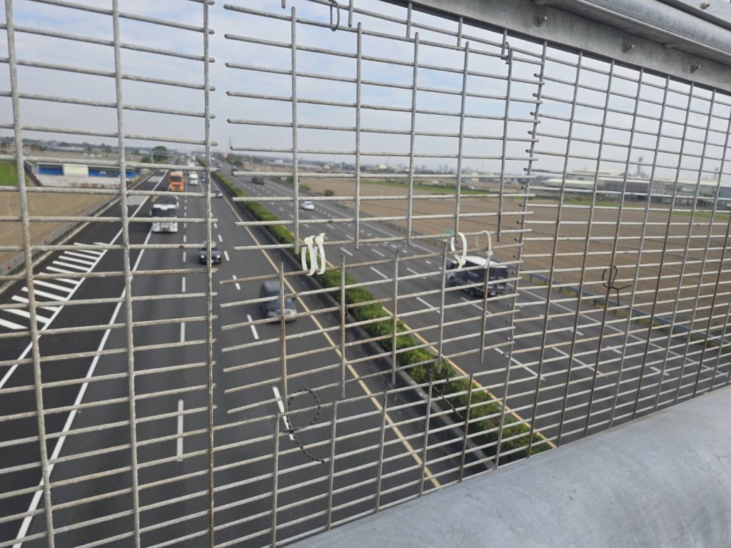 國道1號跨越橋鐵絲網缺口引民怨 警方澄清為科技執法取景、非破壞公物
