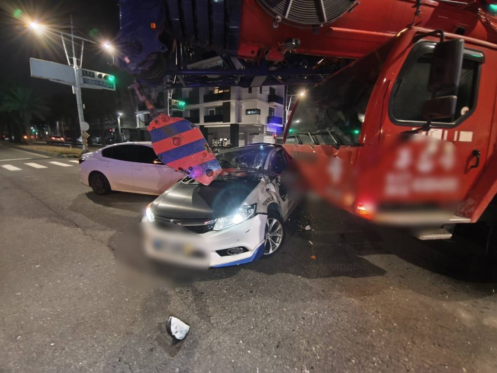 紅燈左轉慘變「夾心」!高雄男違規遭吊車擊落 再波及他車