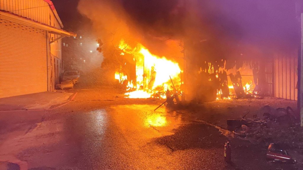 台中太平暗夜失火! 火勢兇猛鐵皮廠房付之一炬