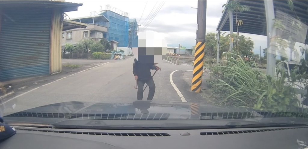 恐怖!宜蘭男子朝路過人車揮舞斧頭拐杖 警方迅速逮人