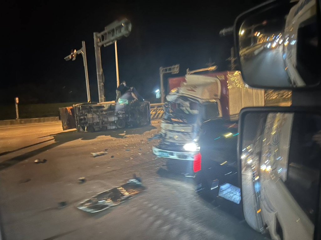 台61線鳳鼻隧道南向入口貨車追撞翻覆! 3人輕傷