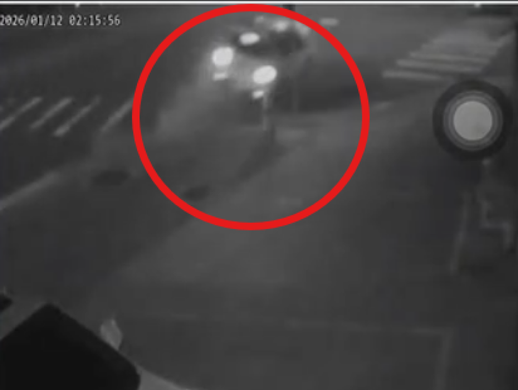 影/半夜一聲巨響像打雷 嘉義湖子內路轎車失控撞斷水泥車阻