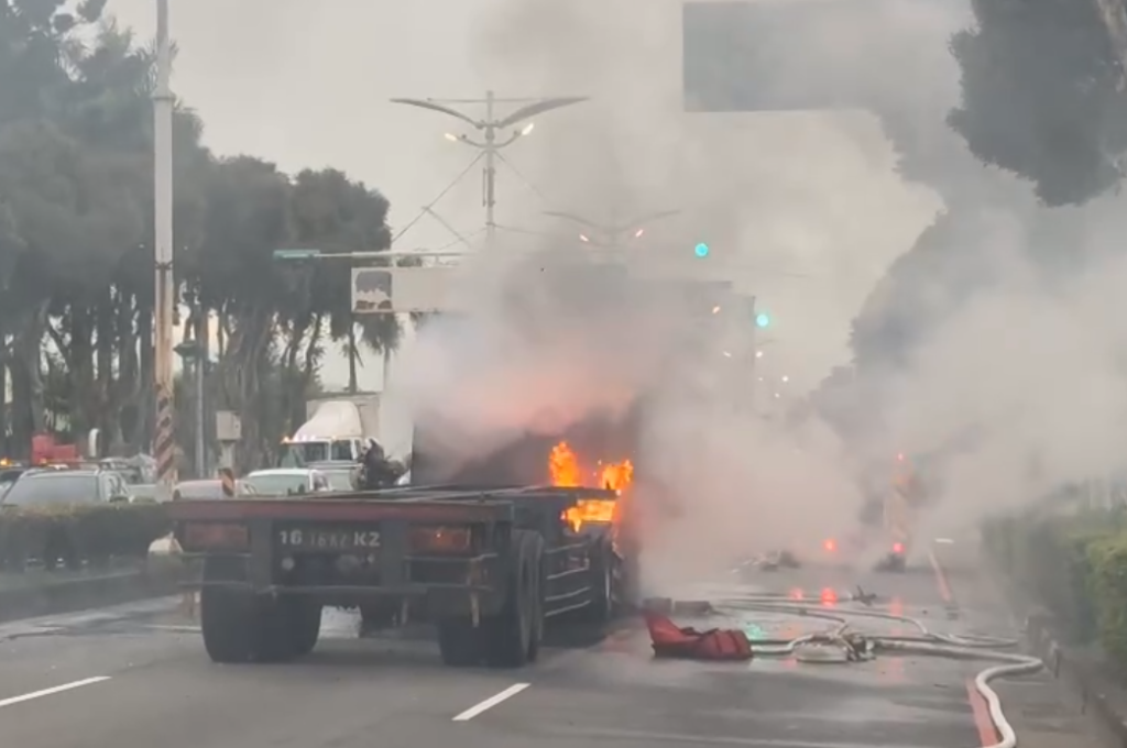 聯結車行駛中突起火影響車流　中壢警即時啟動交通快打疏導